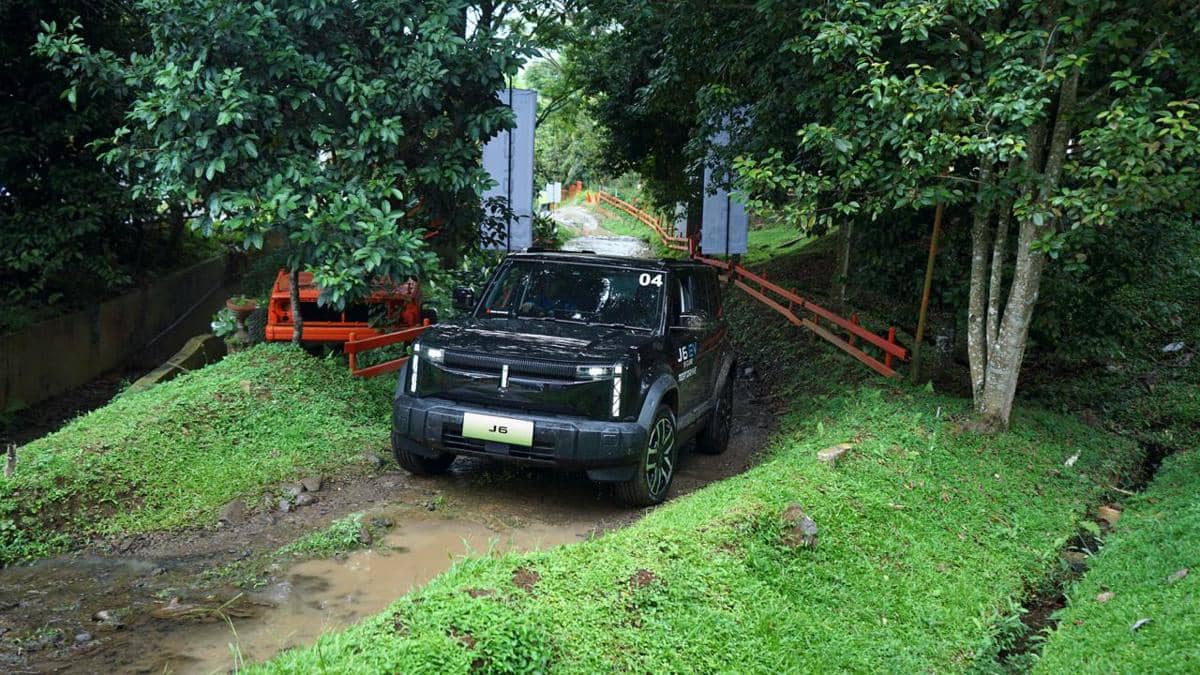 Foto 3 - Chery J6 diuji di medan menantang, menegaskan ketangguhan SUV listrik off-road pertama di Indonesia untuk eksplorasi dan penggunaan harian (1).jpeg