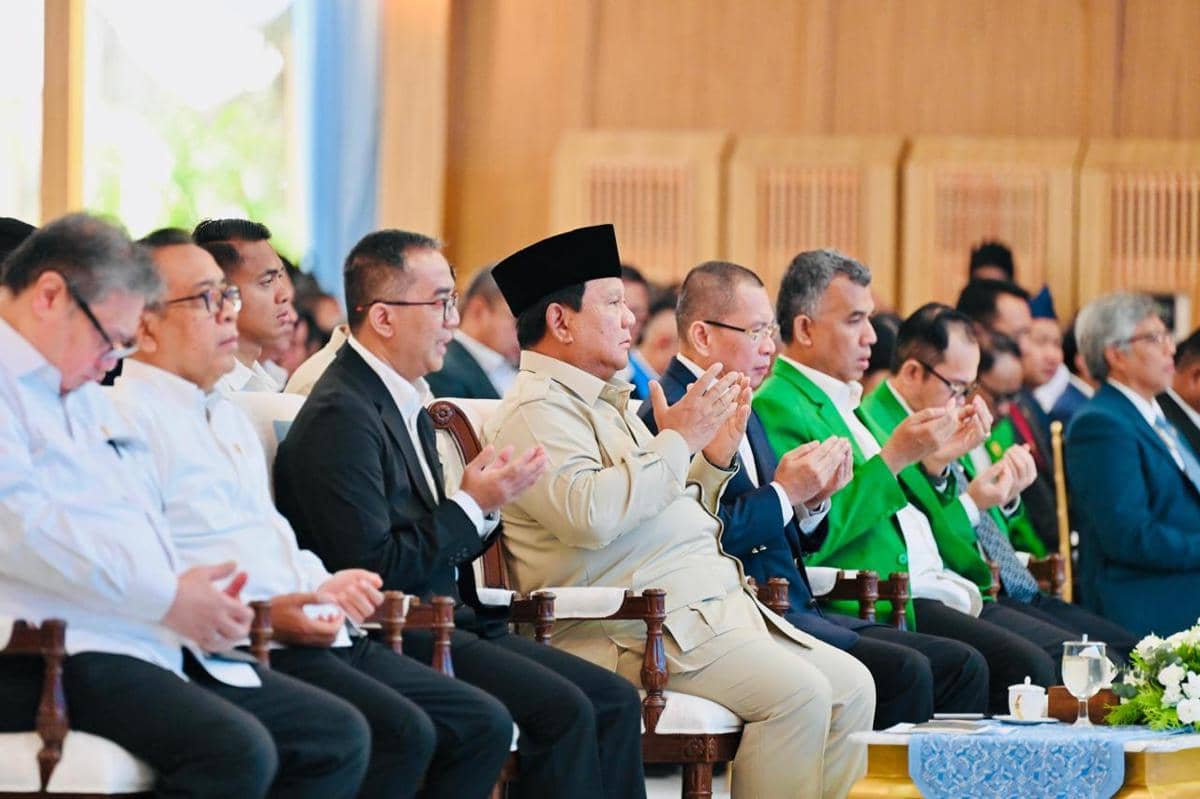 Presiden Prabowo Subianto mengumpulkan sejumlah rektor  perguruan tinggi negeri maupun swasta serta guru besar dari seluruh Indonesia di Istana Kepresidenan Jakarta (dok. Sekretariat Presiden)