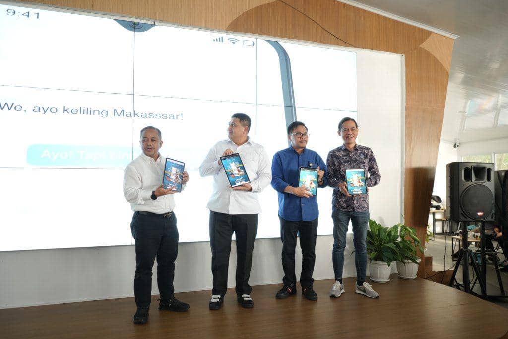 Wali Kota Makassar Munafri Arifuddin (kedua dari kiri) saat meluncurkan fitur layanan pariwisata pada aplikasi terpadu Lontara+, Rabu (14/1/2026). (Dok. Humas Pemkot Makassar)