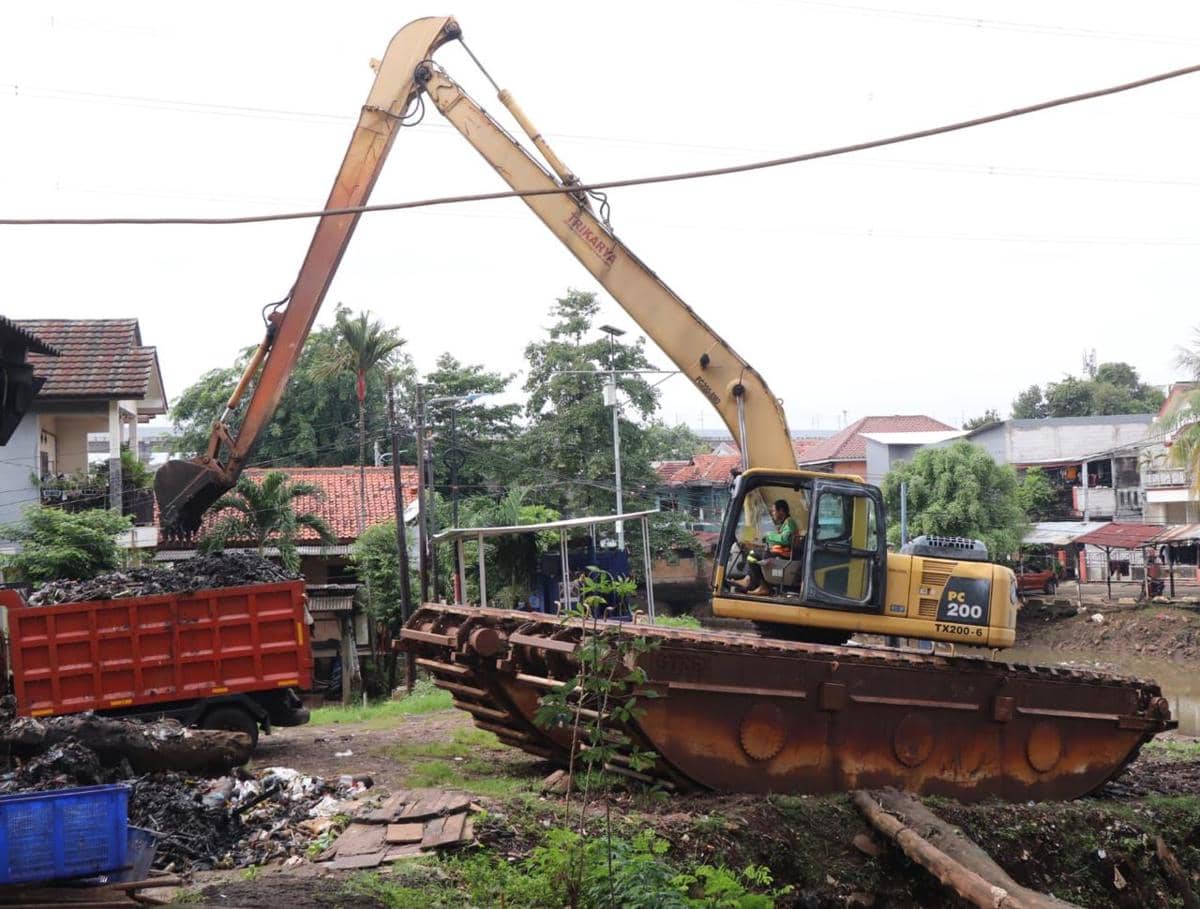 DLH DKI bersihkan sampah usai banjir