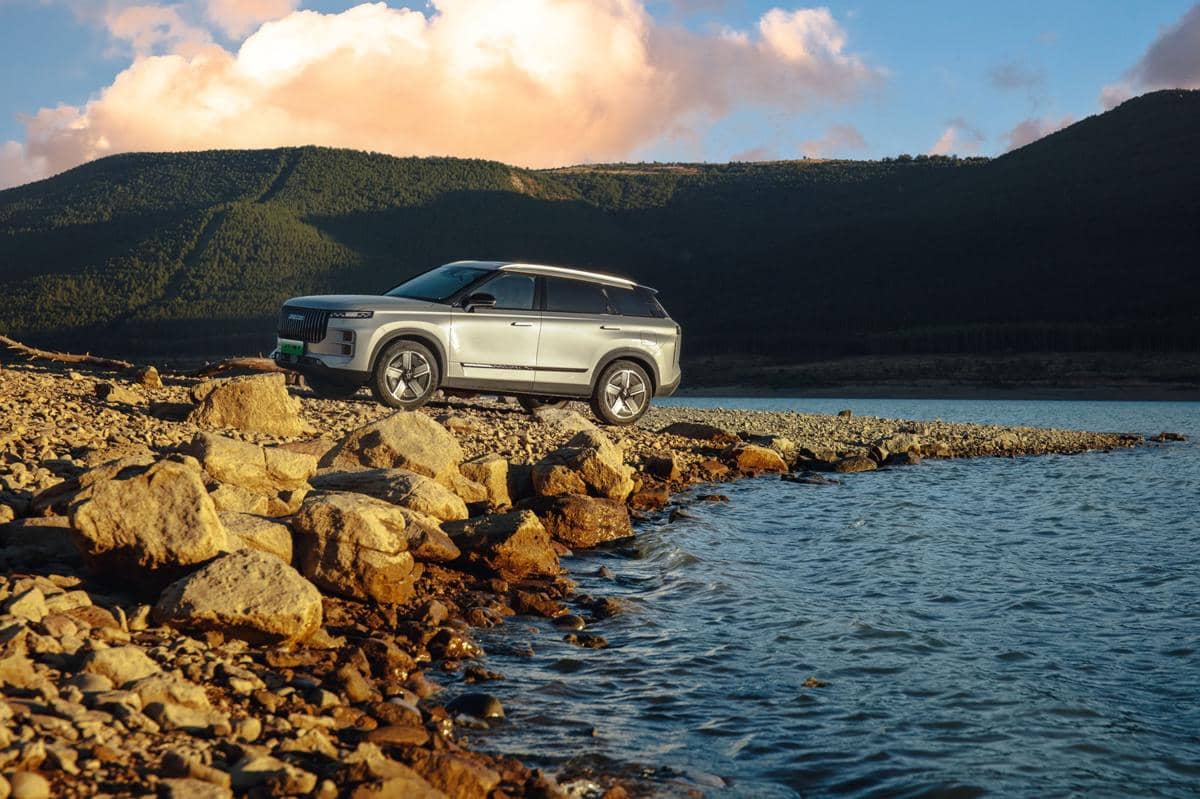 Foto 1 - Tampak samping JAECOO J7 SHS-P, SUV hybrid dengan desain tegas yang siap mendukung mobilitas jarak jauh di berbagai kondisi jalan..jpeg