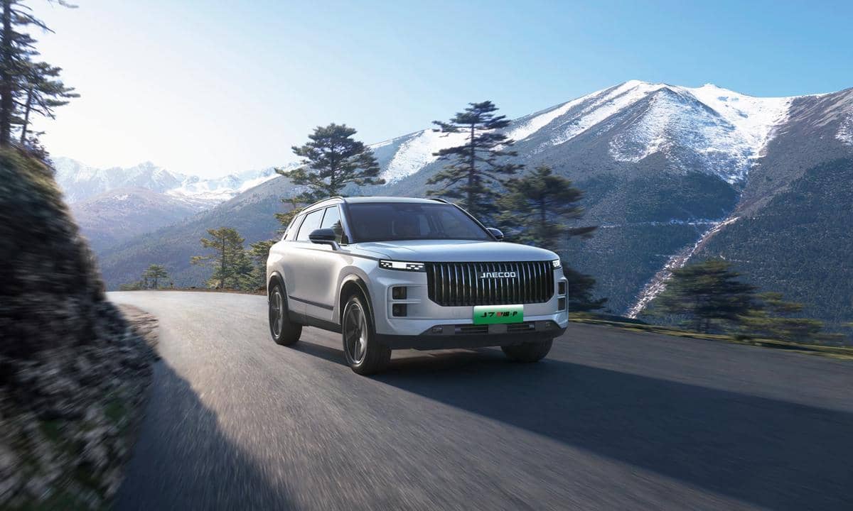 Foto 4 -  JAECOO J7 SHS-P melintasi kawasan pegunungan, membuktikan fleksibilitas penggunaan melalui kemampuan suplai daya eksternal hingga 3,3 kW..jpeg