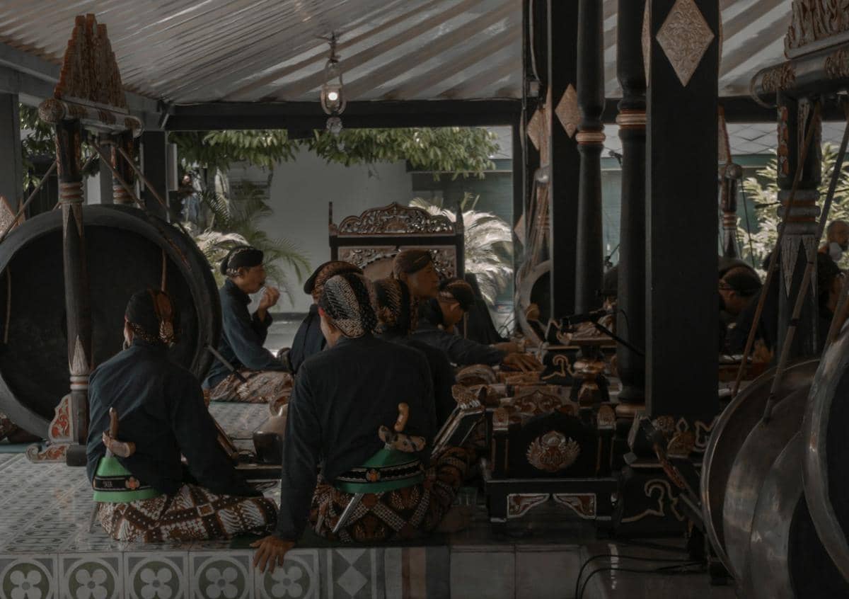 Ilustrasi masyarakat Jawa (unsplash.com/Photo by Reidika Haris)