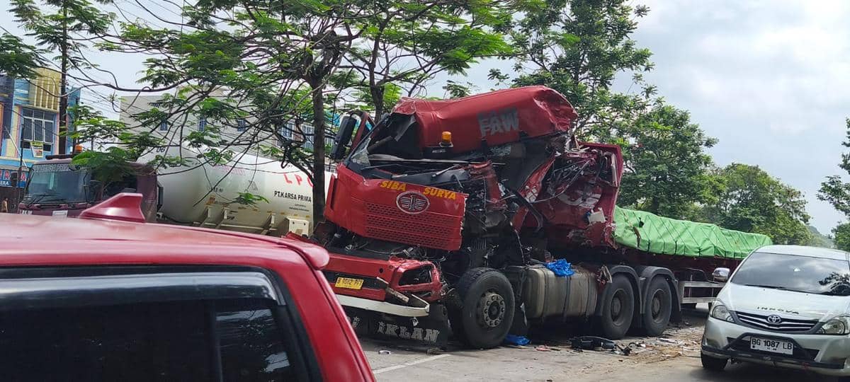Truk tronton alami ringsek di Palembang