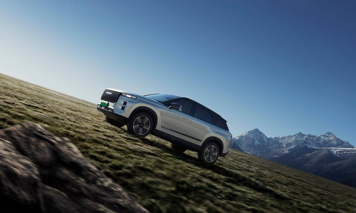 Foto 2 - JAECOO J7 SHS-P menanjak di medan berbukit, menunjukkan performa yang tetap kuat tanpa mengorbankan tenaga..jpeg