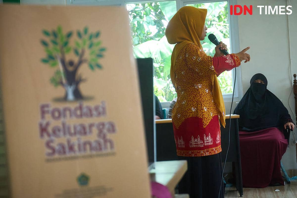 Penyuluh Agama Islam KUA Mijen, Zahrotun Nisa memberikan materi manajemen keuangan keluarga saat kegitan Bimbingan Perkawinan (Binwin) untuk calon pengantin (catin) di KUA Mijen, Semarang. Rabu (14/1/2026). (IDN Times/Dhana Kencana)