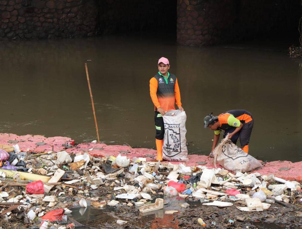 DLH DKI bersihkan sampah usai banjir
