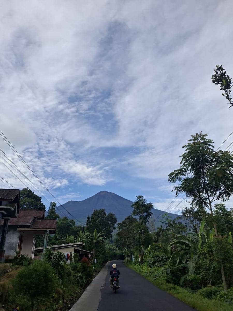 ilustrasi pemandangan Gunung Slamet dari Desa Belik, Pemalang