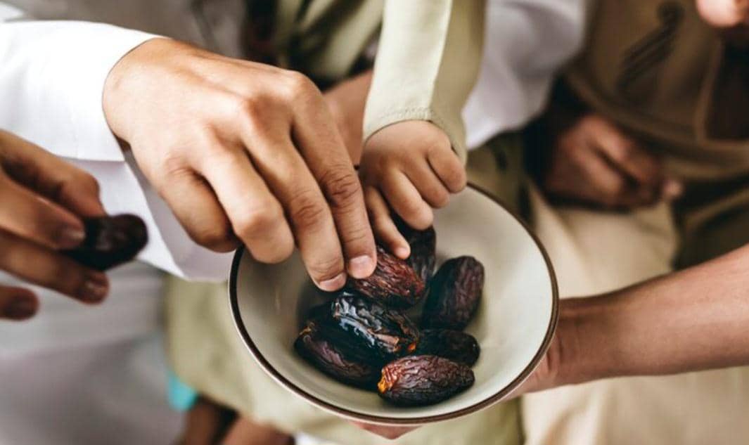 makan kurma (freepik.com/rawpixel.com)