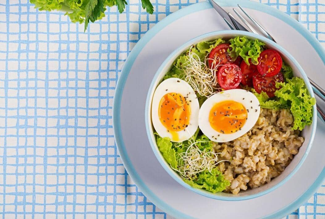 mengonsumsi menu sahur dengan gizi seimbang (freepik.com/timolina)