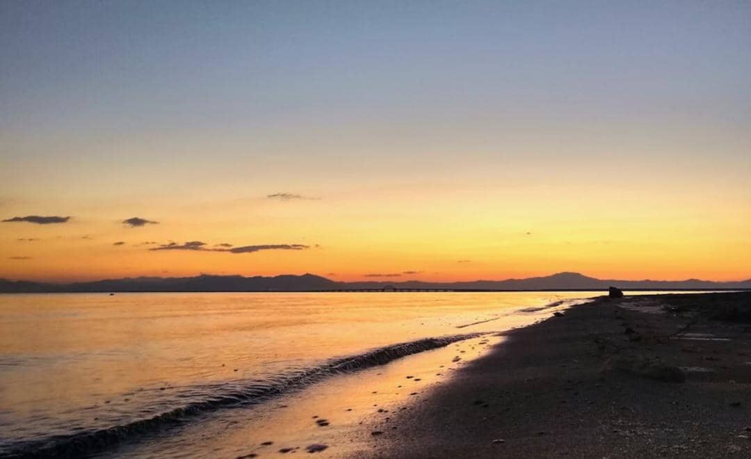 ilustrasi pantai pasir hitam