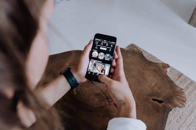 Ilustrasi membuka aplikasi Instagram di handphone