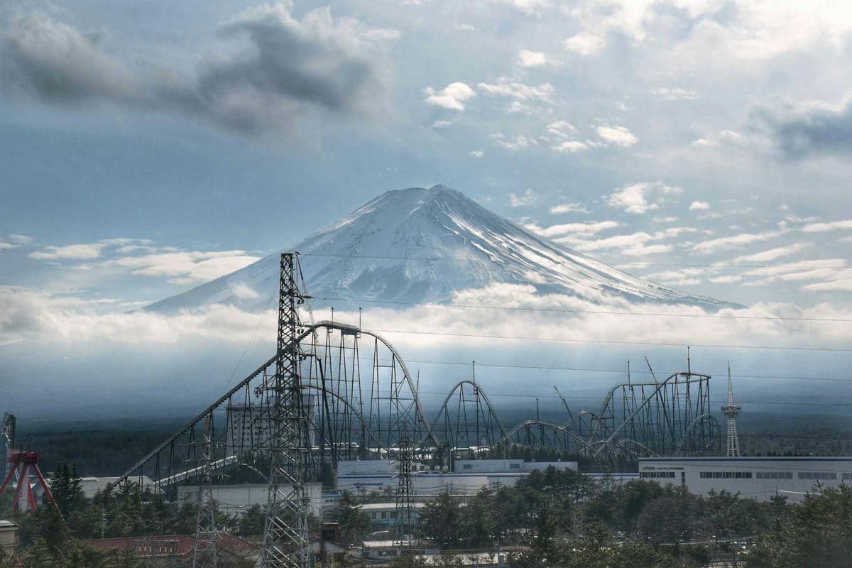 ilustrasi Fuji Q-Highland, Jepang