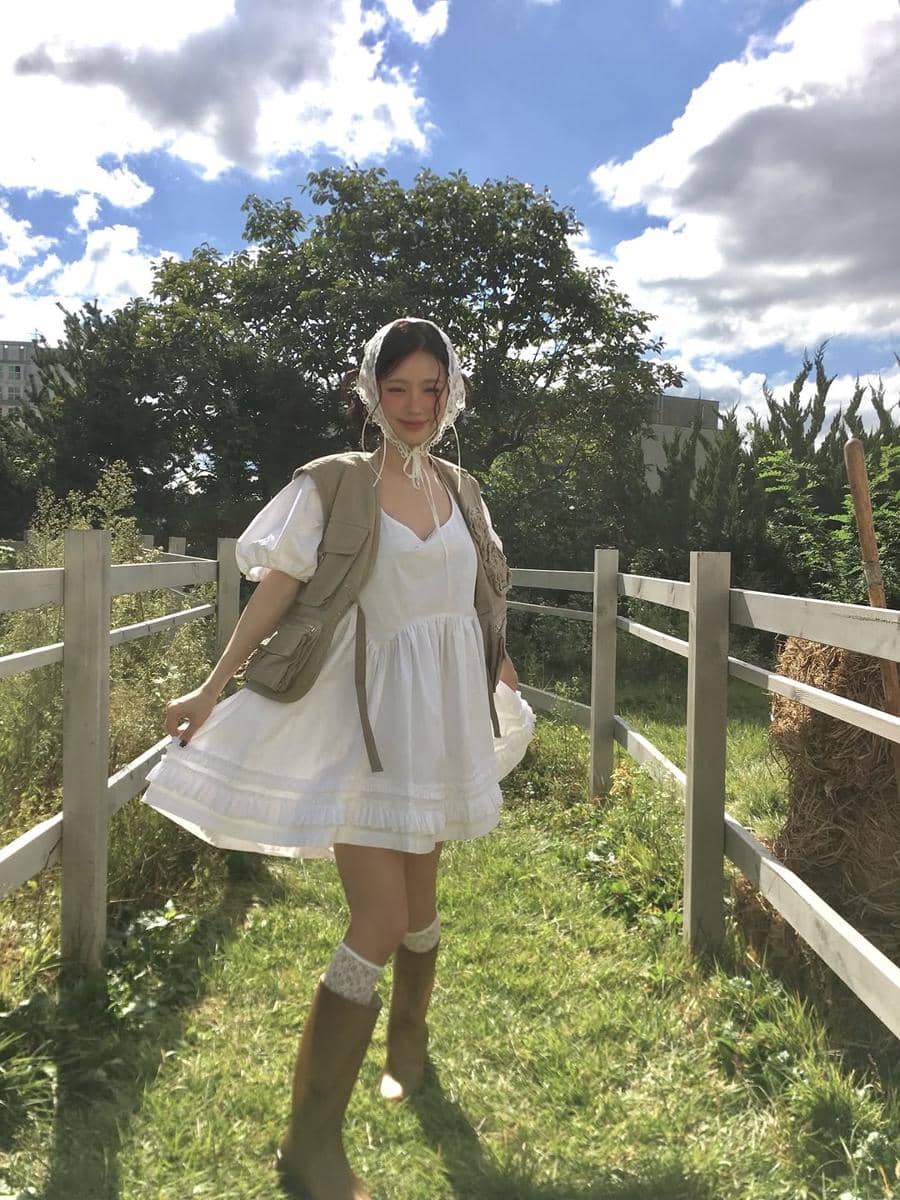 mix and match outfit serba putih ala Miyeon i-dle