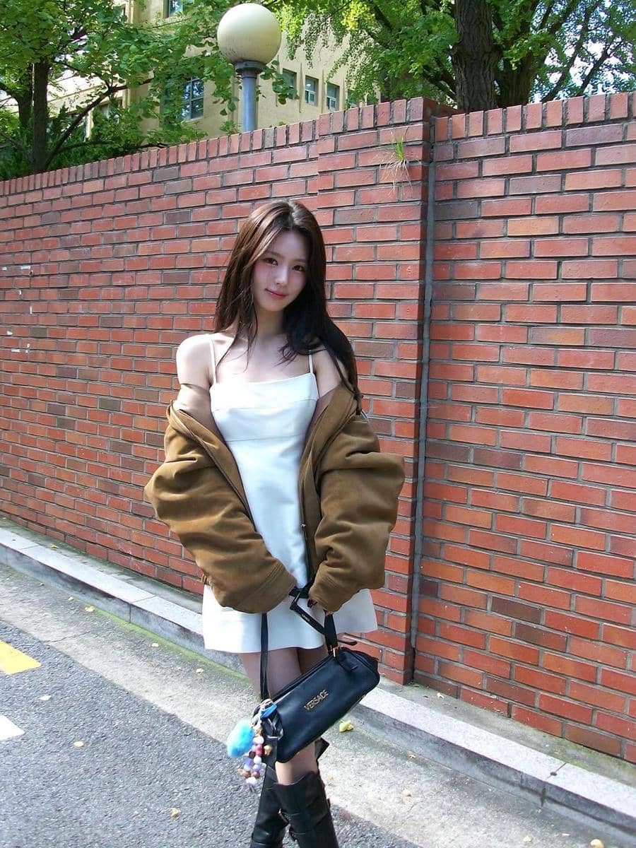 mix and match outfit serba putih ala Miyeon i-dle