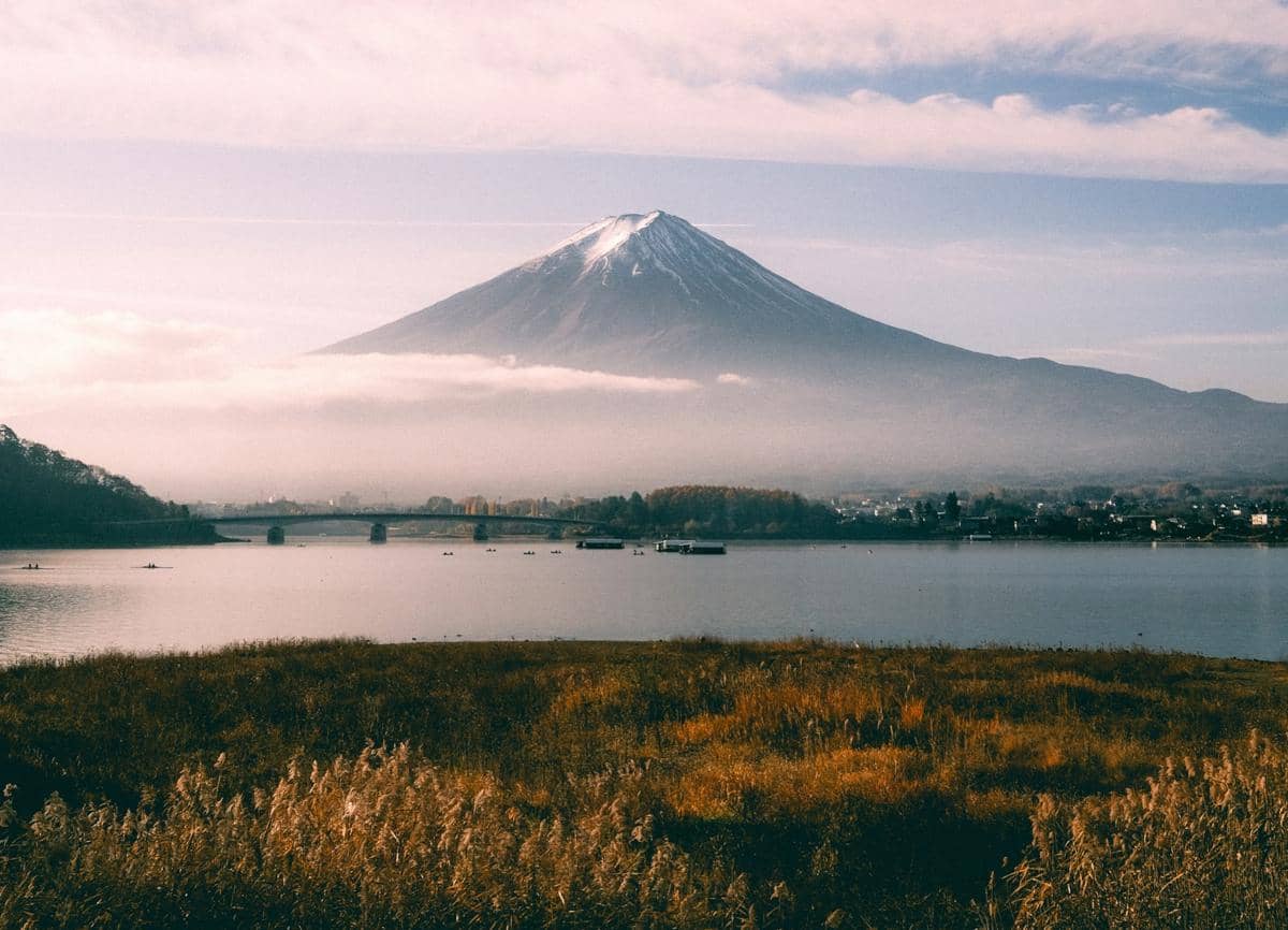 ilustrasi pemandangan Gunung Fuji dari tepi danau