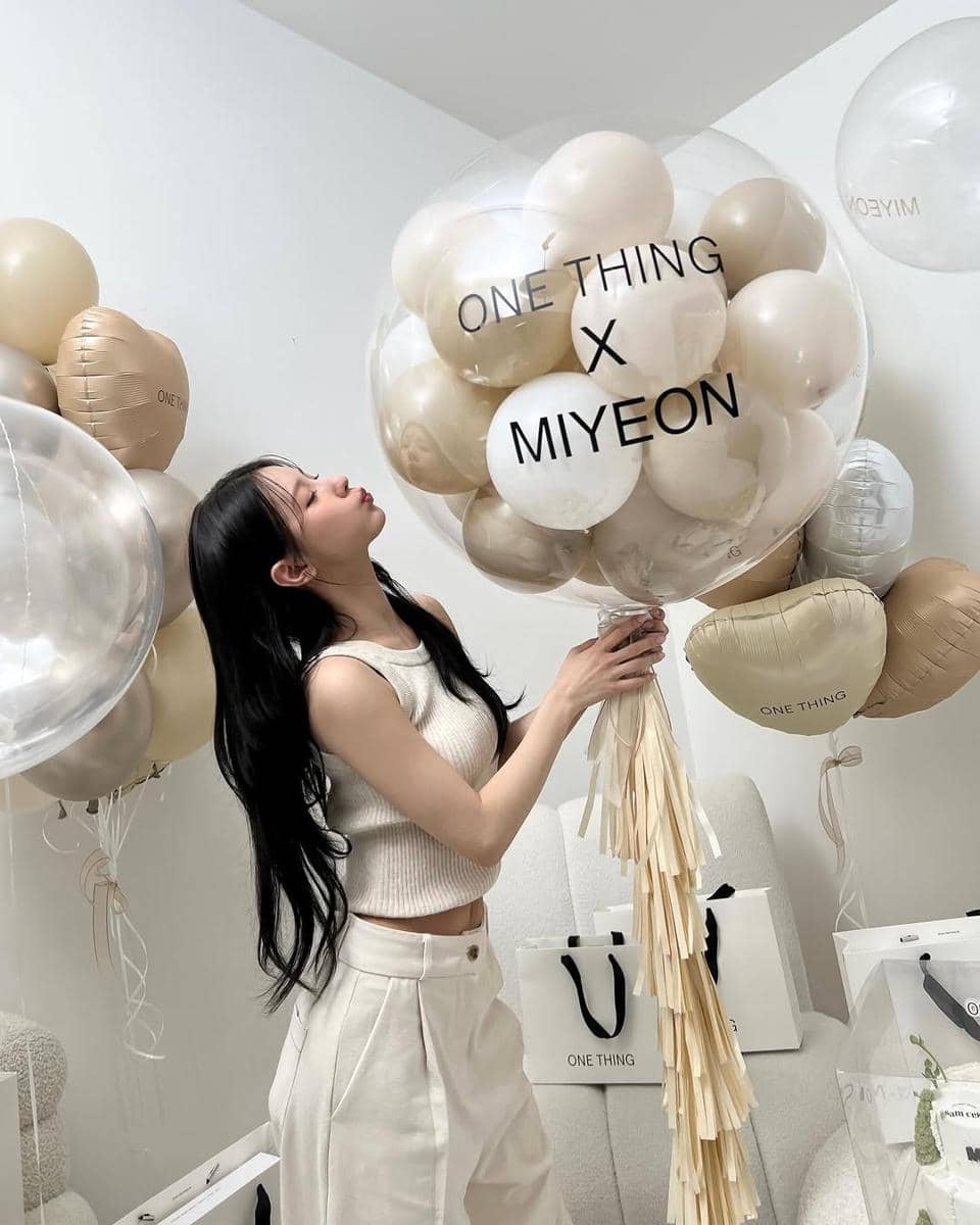 mix and match outfit serba putih ala Miyeon i-dle