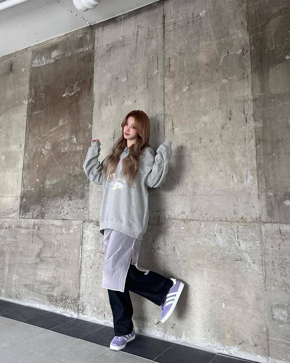 ide padu padan outfit oversize ala Yuqi i-dle