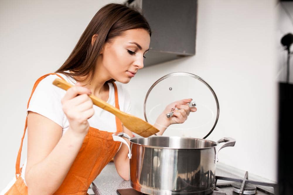 Seorang perempuan sedang memasak