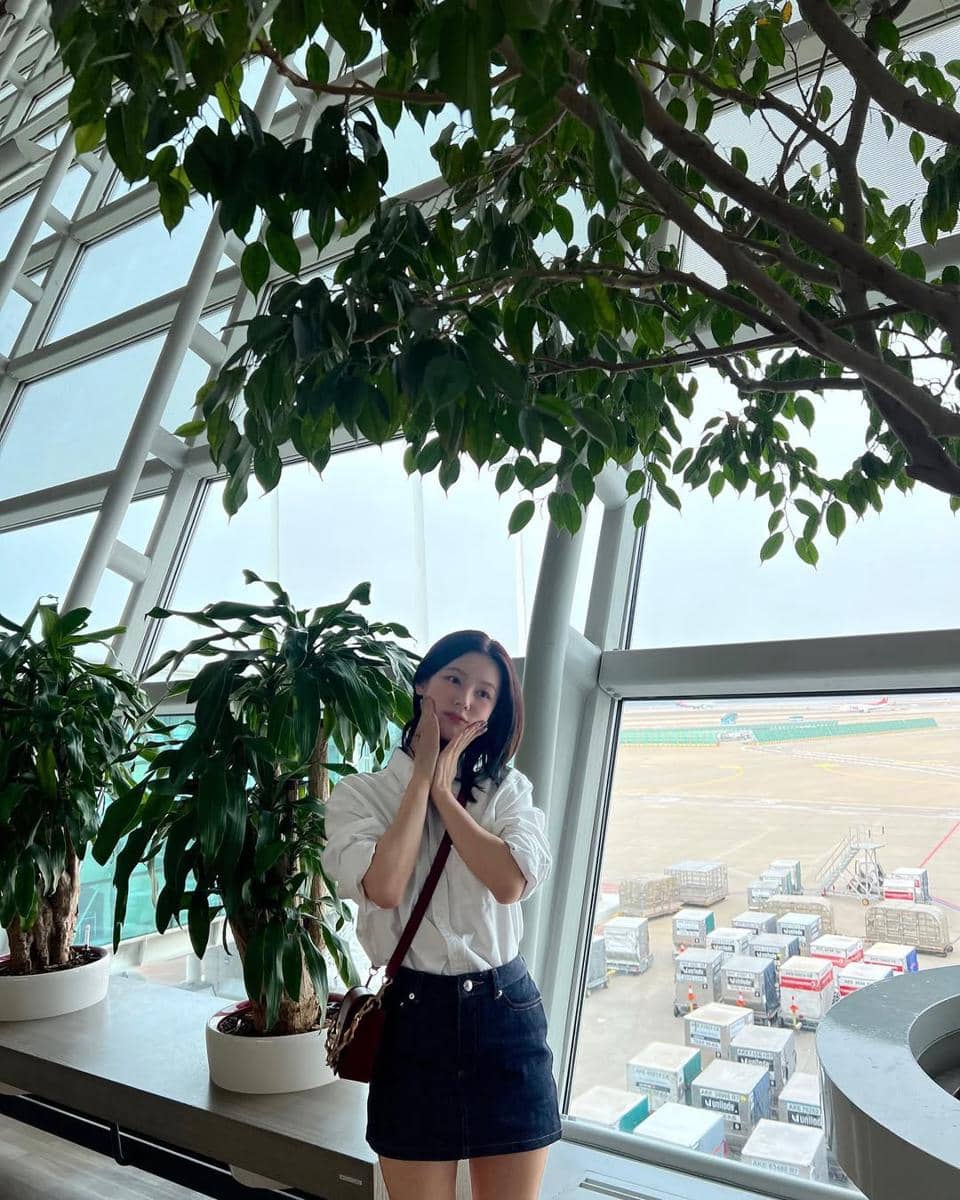 mix and match outfit serba putih ala Miyeon i-dle