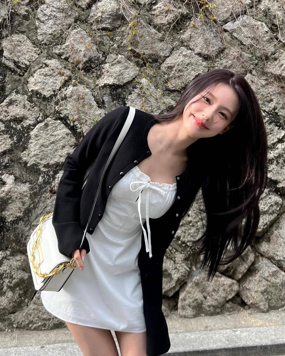 mix and match outfit serba putih ala Miyeon i-dle