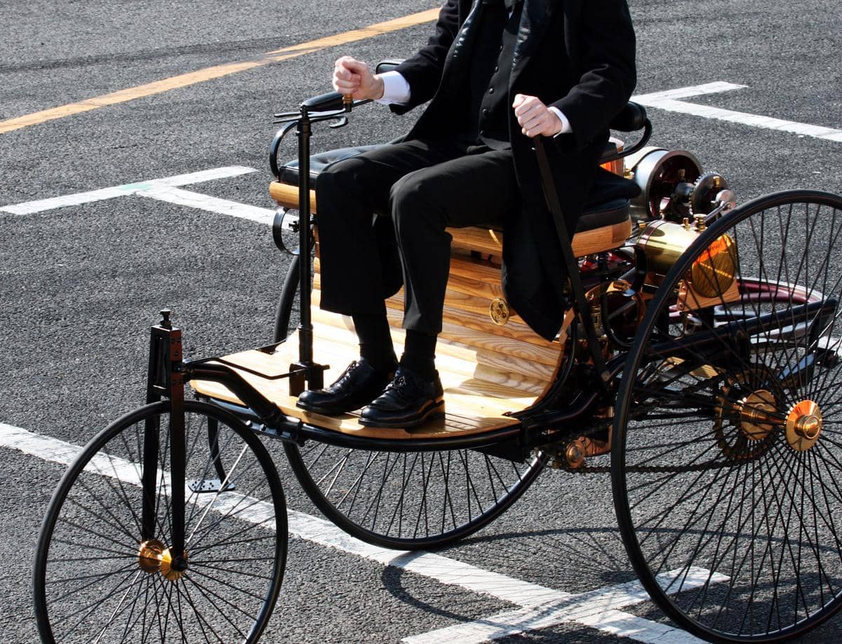 potret replika Benz Patent-Motorwagen yang memiliki kecepatan maksimal sekitar 16 km/jam, lebih lambat dari sepeda modern