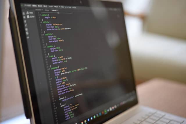 Perbandingan Low-Code vs Coding Tradisional | IDN Times