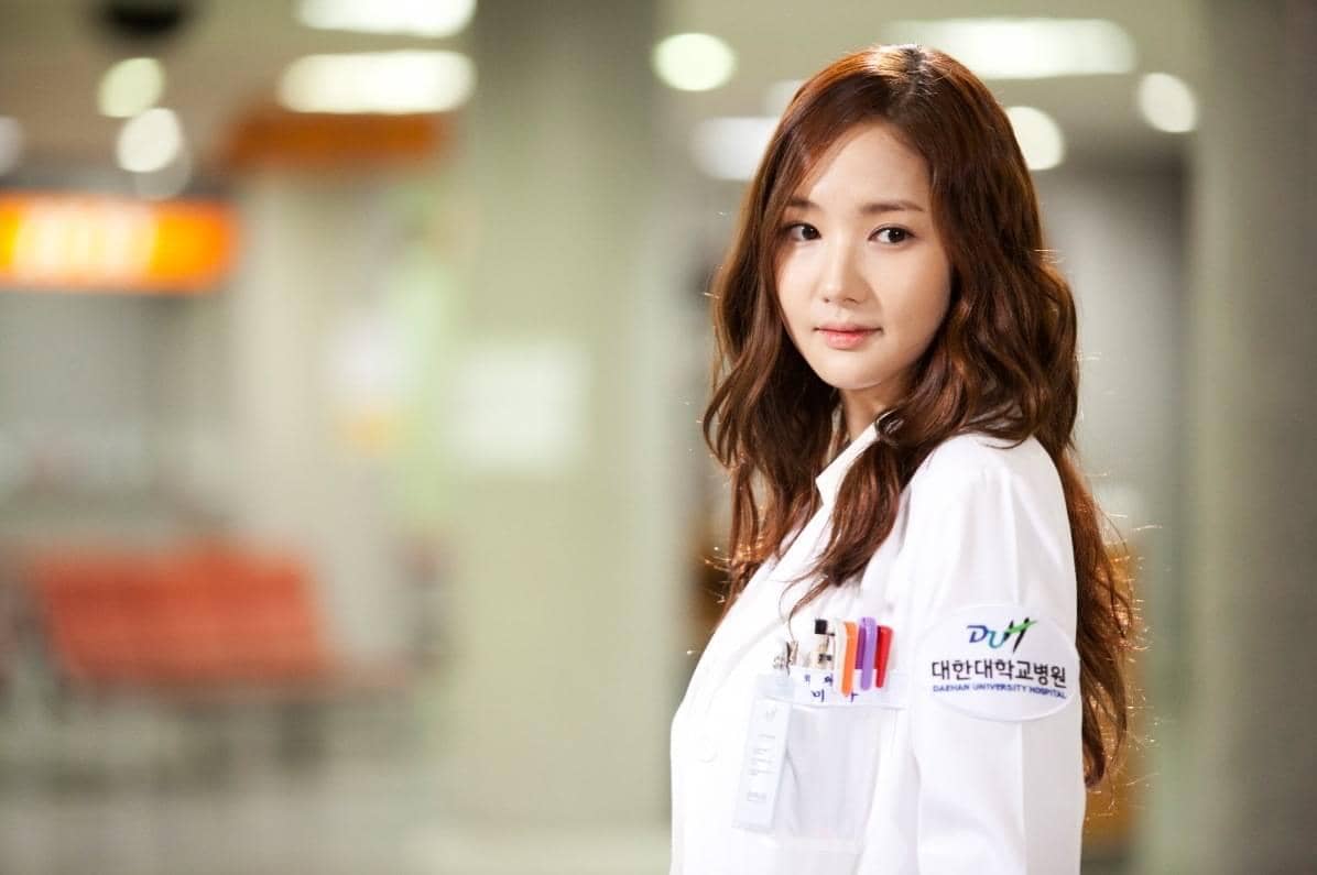 Still cut Park Min Young di drama Dr. Jin