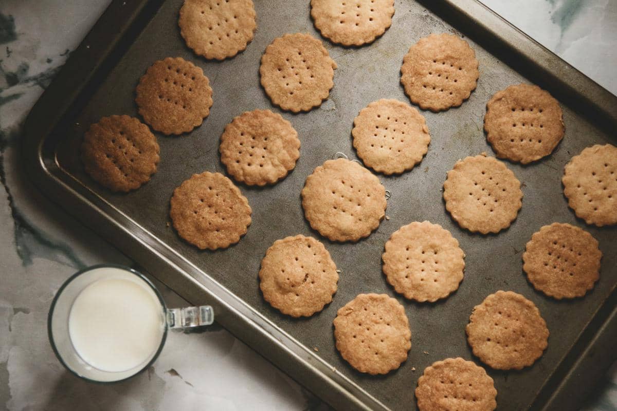 ilustrasi cookies di dalam loyang