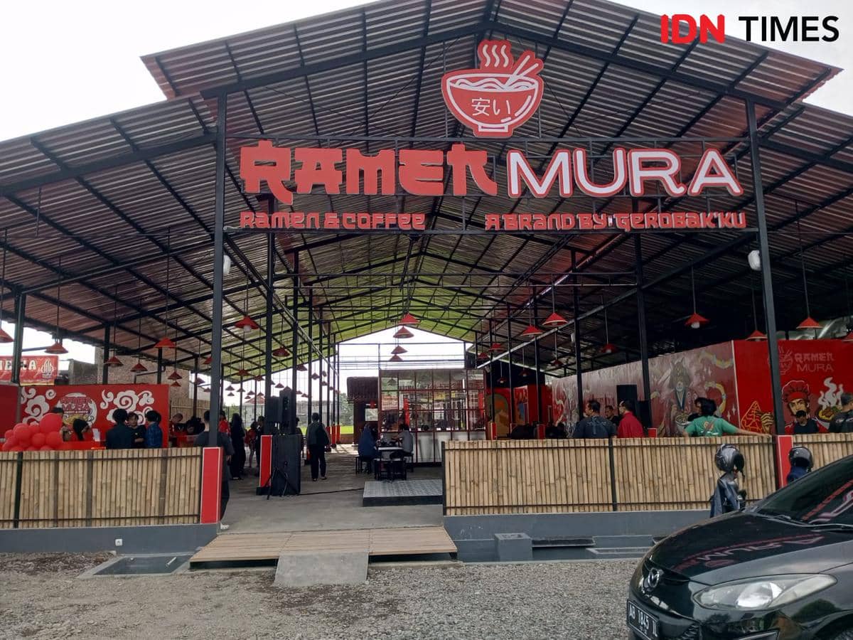 Gerai Ramen Mura dengan konsep open space. (IDN Times/Daruwaskita)