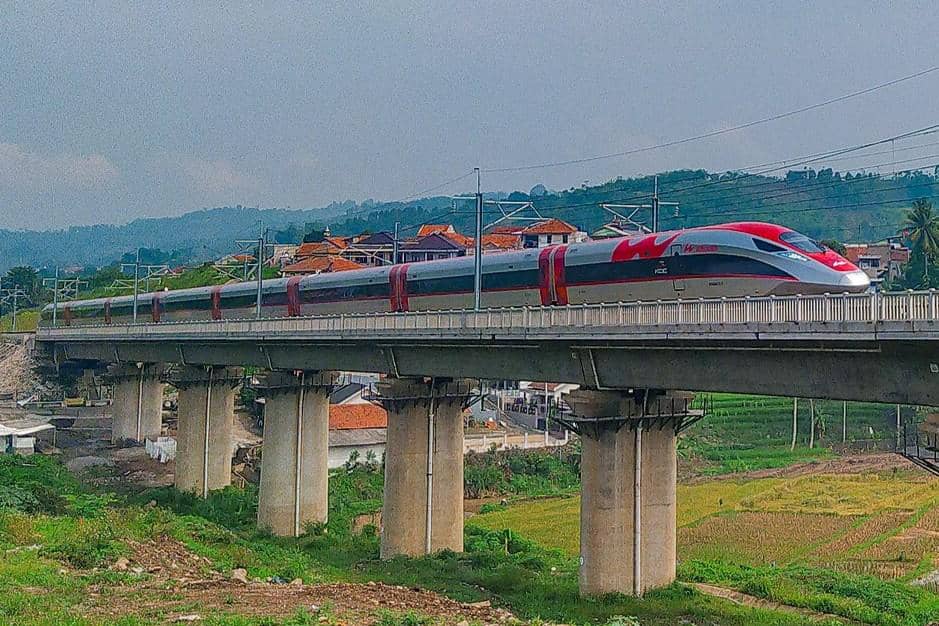 Kereta Whoosh melintas di Bojongkoneng, Ngamprah