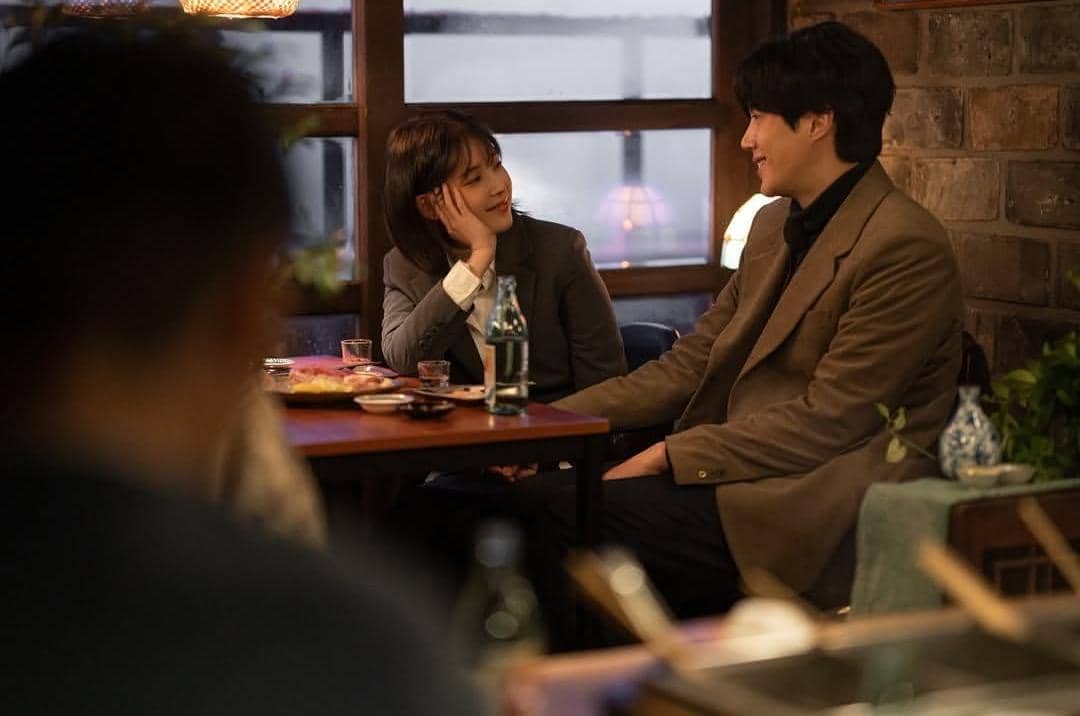 Lee Ji Eun dan Kim Seon Ho di drama When Life Gives You Tangerines