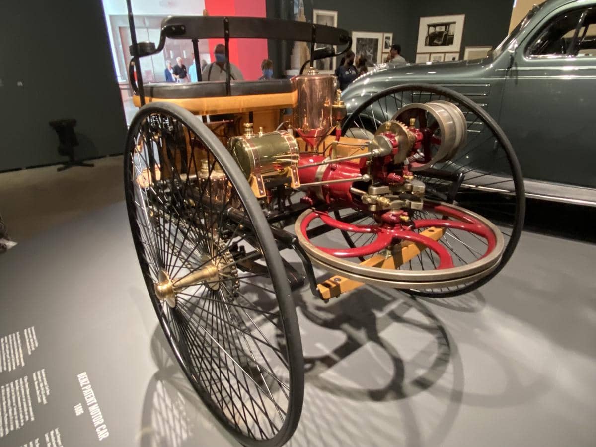 potret replika Benz Patent-Motorwagen dengan mesin bensin sebagai awal otomotif modern