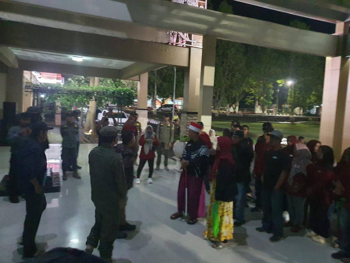 Pedagang di komplek Alun-Alun Pemkab Gunungkidul datangi Kantor Pemkab Gunungkidul. (Dok. Istimewa)