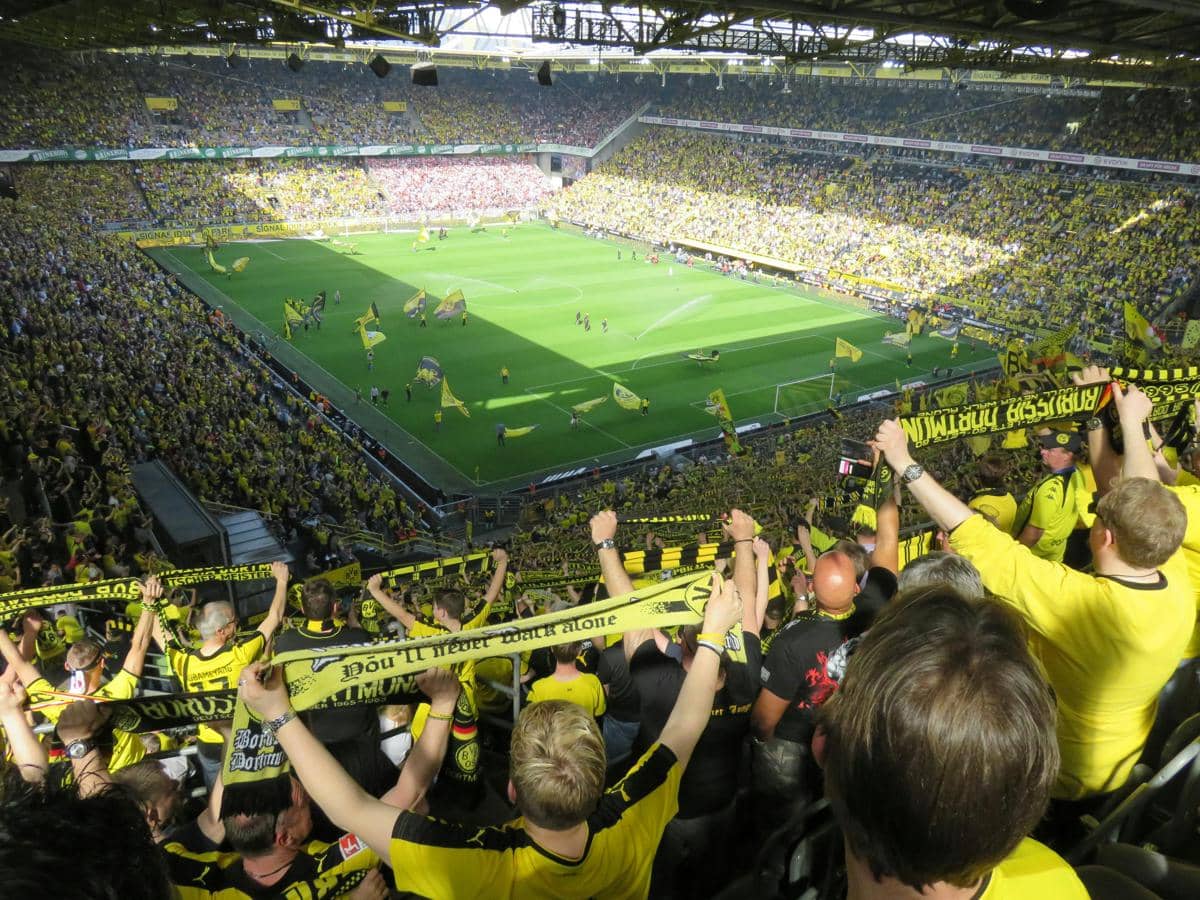 atmosfer di Signal Iduna Park, stadion Borussia Dortmund