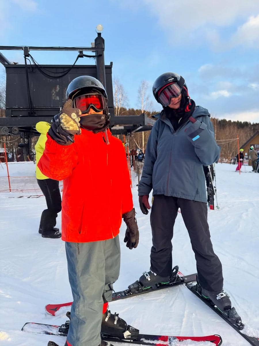 Keluarga Ernest Prakasa main salju di Hokkaido.