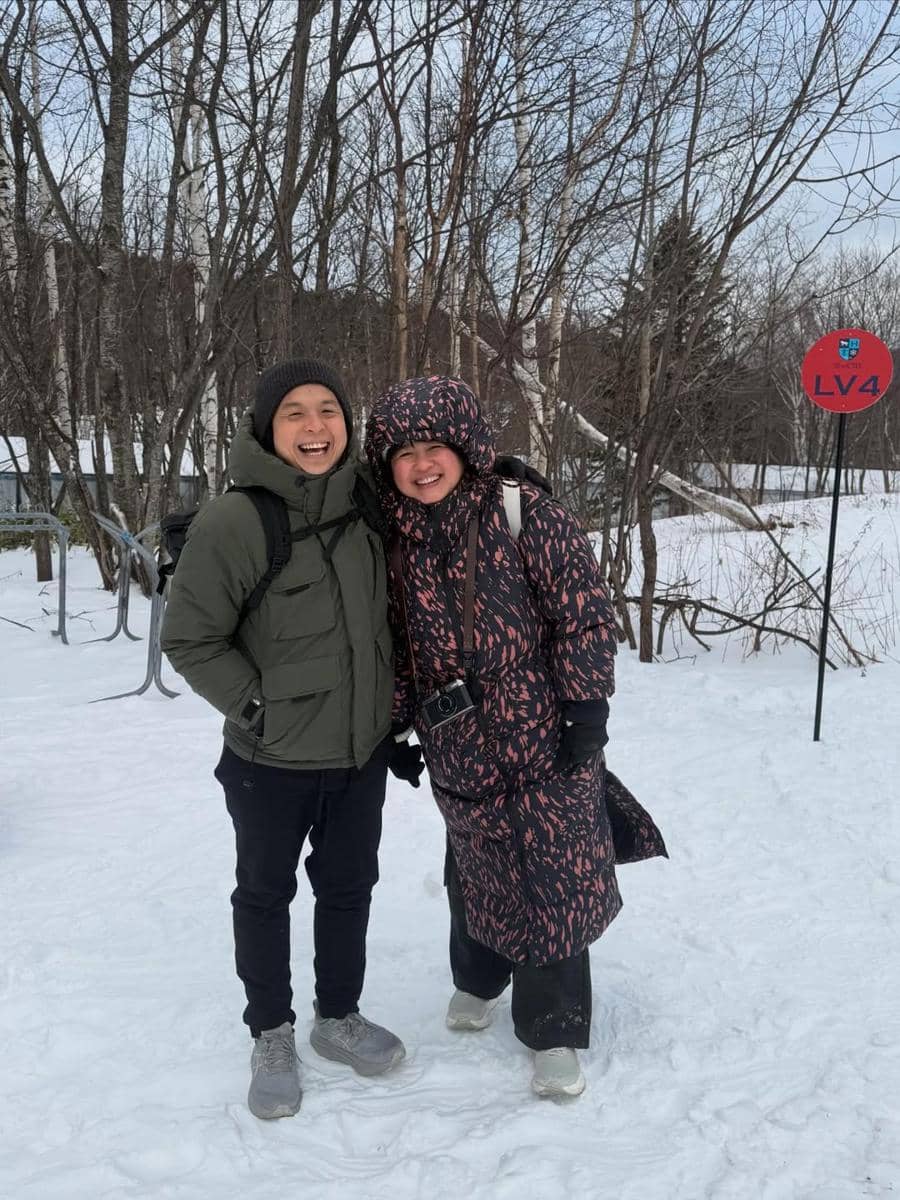 Keluarga Ernest Prakasa main salju di Hokkaido.