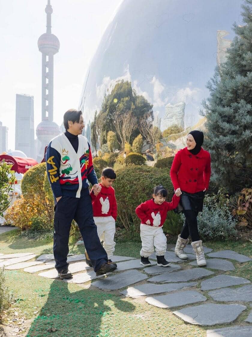 Photoshoot keluarga Roger Danuarta di Shanghai.