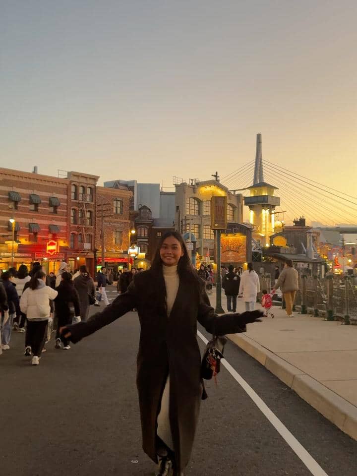 Sarah Tumiwa jalan-jalan di Universal Studio Jepang