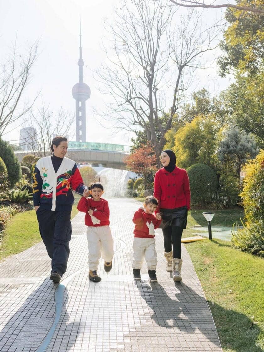 Photoshoot keluarga Roger Danuarta di Shanghai.