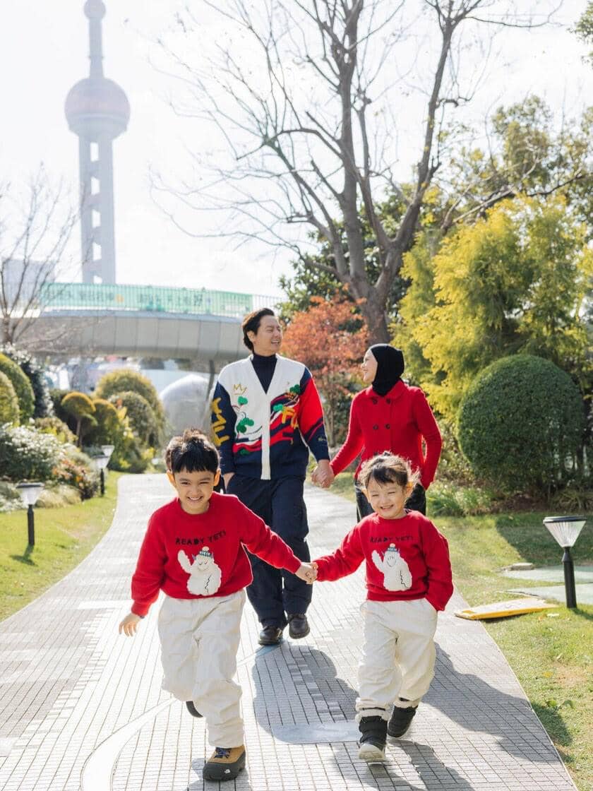 Photoshoot keluarga Roger Danuarta di Shanghai.