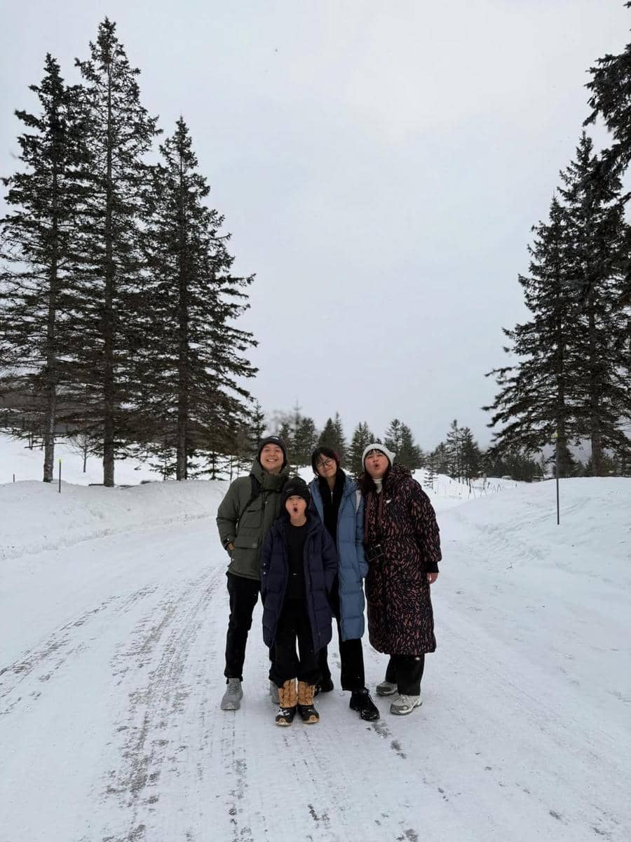 Keluarga Ernest Prakasa main salju di Hokkaido.