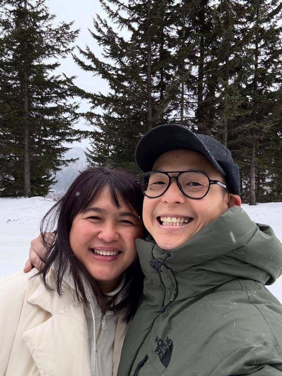 Keluarga Ernest Prakasa main salju di Hokkaido.