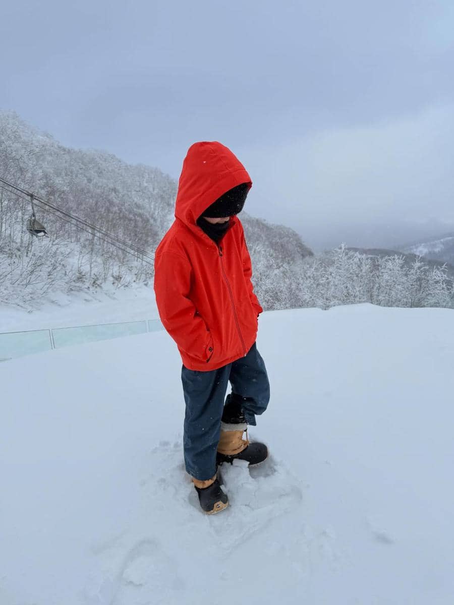 Keluarga Ernest Prakasa main salju di Hokkaido.