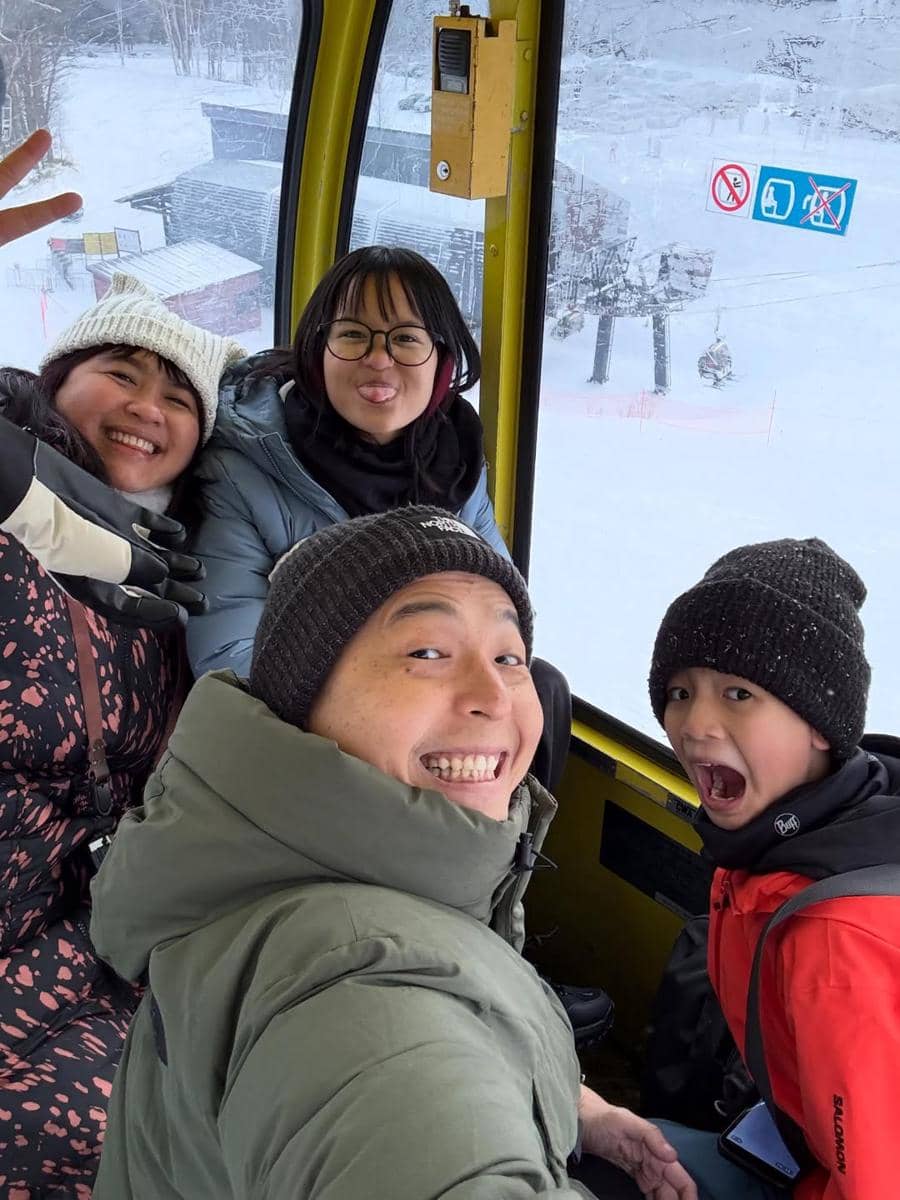 Keluarga Ernest Prakasa main salju di Hokkaido.