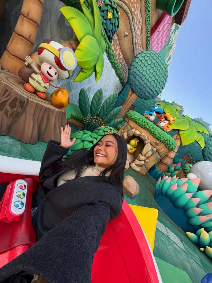 Sarah Tumiwa jalan-jalan di Universal Studio Jepang