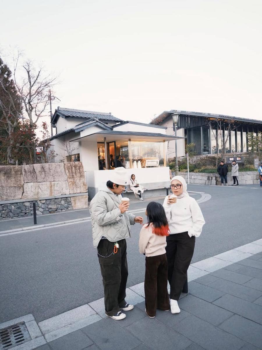 Indra Jegel ajak keluarga berlibur ke Jepang.