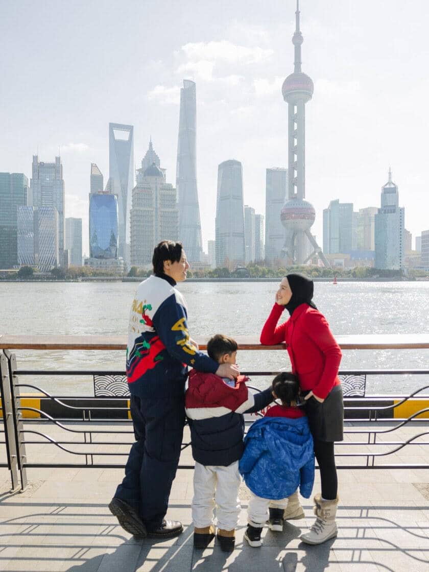 Photoshoot keluarga Roger Danuarta di Shanghai.