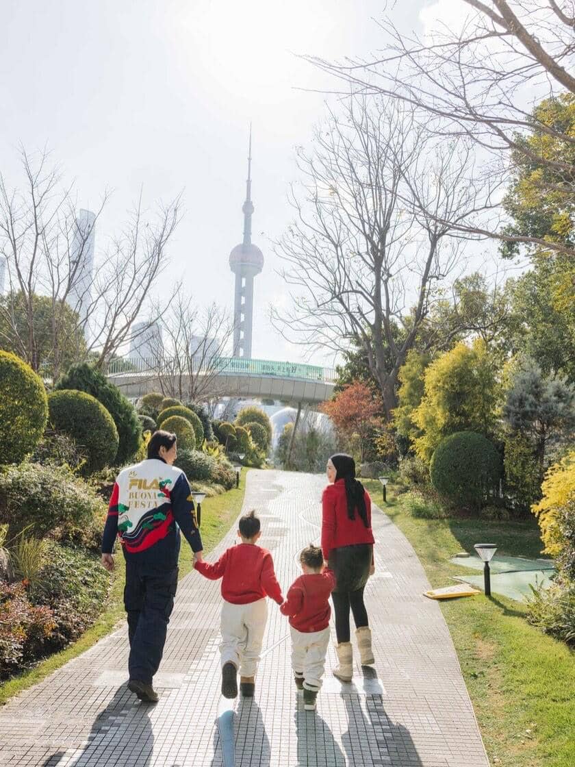 Photoshoot keluarga Roger Danuarta di Shanghai.