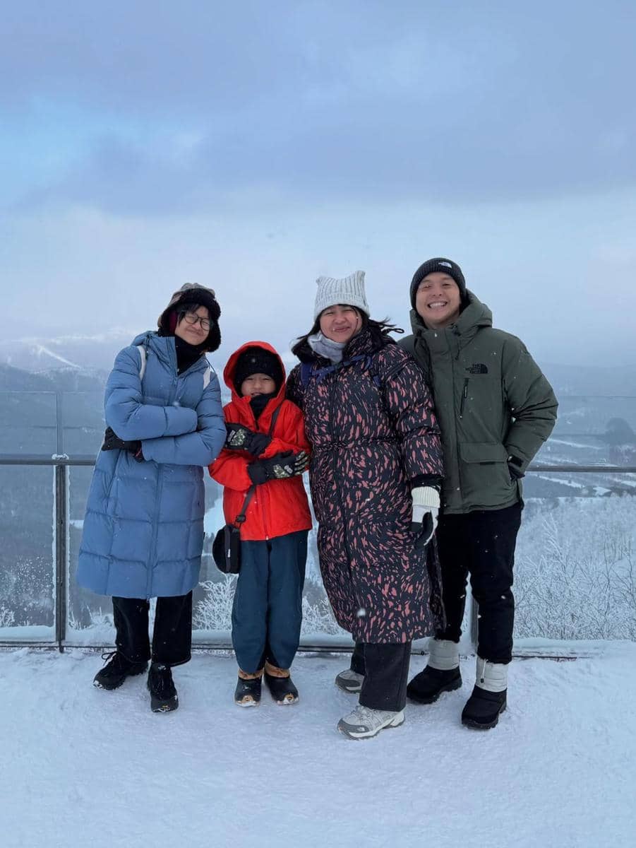 Keluarga Ernest Prakasa main salju di Hokkaido.